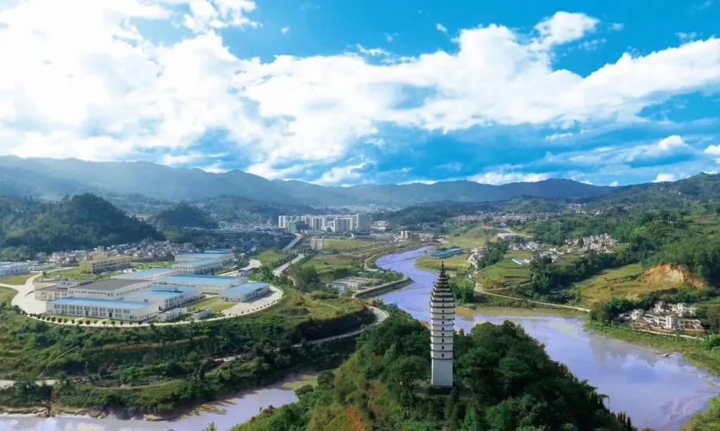 澜沧江沿岸山水与凤庆县城远景