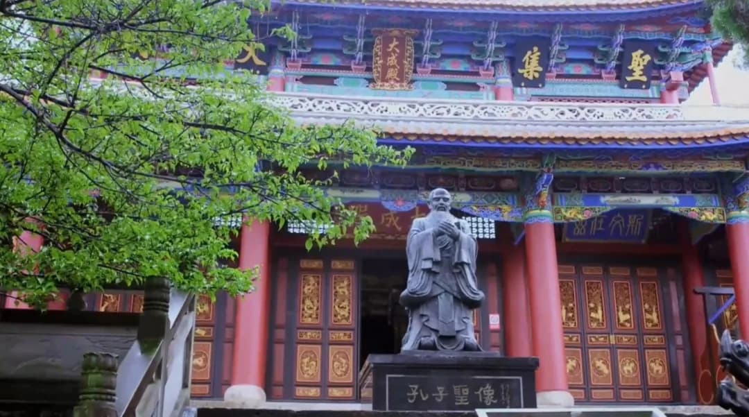 凤庆文庙古建筑与盛放花木