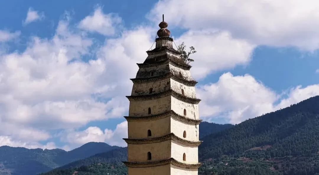 凤庆玉砚塔与远山云海